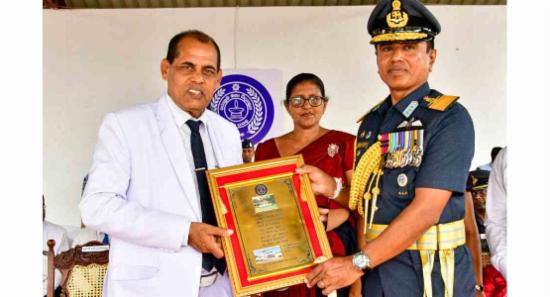 ගුවන් හමුදාධිපතිට උපහාර...